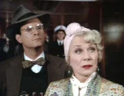 Die Kriminalschriftstellerin Lady Abigail Austin (June Havoc) und der junge Journalist Christy McGinn (Gary Kroeger) wollen gemeinsam den Mord an Bord der "Queen Mary' aufklären.