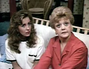 Jessica Fletcher (Angela Lansbury) und ihre Nichte Victoria (Genie Francis) machen sich Sorgen. Victoria wird beschludigt, den Mord an der ehemaligen Filmdiva Deborah Tarkington begangen zu haben.