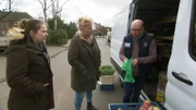 Silvia möchte auf dem Wochenmarkt frisches Gemüse für ihre Vorspeise - eine Baustellensuppe - kaufen. Die 54-Jährige hofft, die Lebensmittel kurz vor Schließung des Marktes zu besonders günstigen Preisen ergattern zu können.