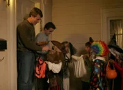 Während Reese und Dewey unterwegs sind, erleben auch Malcolm (Frankie Muniz, 2.v.l.) und Hal (Bryan Cranston, l.) zuhause ein sinngemäßes Halloween ...
