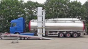 Die Zöllner checken mittels Röntgen, ob der Tankwagen wirklich nur legale Güter transportiert.