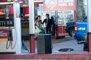 Als das frisch verheiratetes Alkoholiker-Pärchen Ray (Jonathan Tucker, r.) und Sydney (Adrianne Palicki, l.) in ihrem Flitterwochen ungehemmt und wahllos in Tankstellen-Läden Leute erschießen, wird Das BAU-Team hinzugezogen ...