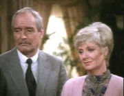 Anne Lawton (Shirley Jones), Jessicas Cousine, steht kurz vor der Hochzeit mit ihrem Freund Bill Spencer (Sany McPeak).