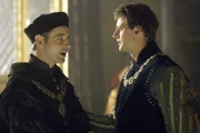 Während Anthony Knivert (Callum Blue, r.) sich für kriegerische Auseinandersetzungen mit Frankreich stark macht, ist der Humanist Thomas More (Jeremy Northam, l.) strikt dagegen ...