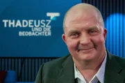 RUNDFUNK BERLIN-BRANDENBURG THADEUSZ und die Beobachter Mit vier Kolleginnen und Kollegen aus dem journalistischen Fach, den Beobachtern, diskutiert Jörg Thadeusz 60 Minuten lang aktuelle politische Themen aus möglichst vielen Blickwinkeln. Das Quintett will Meinungen hören und gegeneinander spiegeln, Einschätzungen hinterfragen und Prognosen wagen. - Gastgeber Jörg Thadeusz. © rbb/Thomas Ernst, honorarfrei - Verwendung gemäß der AGB im engen inhaltlichen, redaktionellen Zusammenhang mit genannter rbb-Sendung und bei Nennung "Bild: rbb/Thomas Ernst" (S2+). rbb Presse & Information, Masurenallee 8-14, 14057 Berlin, Tel: 030/97 99 3-12118 oder -12116, pressefoto@rbb-online.de