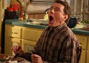 Hal (Bryan Cranston) bekommt den Schock seines Lebens, als er sich in eine Zahnlücke schließen lässt, und danach eine Rechnung über 2000 Dollar erhält ...