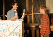 Während Dewey (Erik Per Sullivan, r.) und Reese (Justin Berfield, l.) nur Blödsinn im Kopf haben, betätigt sich Hal als Kammerjäger ...