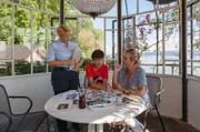 Ahnenfieber: Nele Fehrenbach (Floriane Daniel, l.) und Mechthild (Diana Körner, r.) helfen Niklas (Noah Calvin, M.) bei der Anfertigung eines Familien-Stammbaums.