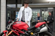 Als plötzlich sein altes Motorrad angeliefert wird, kann Ben (Philipp Danne, l., mit Paul Frielinghaus, M. und Komparse, r.) kaum glauben, was Leyla da für ihn organisiert hat ...