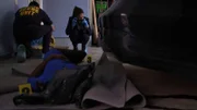 Der Detektiv macht ein Foto von der Leiche einer verstorbenen Person