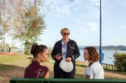 Nele Fehrenbach (Floriane Daniel, M.) und Julia Demmler (Wendy Güntensperger, r.) sprechen mit Catrin Dellbrück (Maddalena Noemi Hirschal, l.), der Witwe des ermordeten Wassersportlehrers.