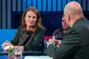RUNDFUNK BERLIN-BRANDENBURG THADEUSZ und die Beobachter Mit vier Kolleginnen und Kollegen aus dem journalistischen Fach, den Beobachtern, diskutiert Jörg Thadeusz 60 Minuten lang aktuelle politische Themen aus möglichst vielen Blickwinkeln. Das Quintett will Meinungen hören und gegeneinander spiegeln, Einschätzungen hinterfragen und Prognosen wagen. - Claudia Kade und Jörg Thadeusz. © rbb/Thomas Ernst, honorarfrei - Verwendung gemäß der AGB im engen inhaltlichen, redaktionellen Zusammenhang mit genannter rbb-Sendung und bei Nennung "Bild: rbb/Thomas Ernst" (S2+). rbb Presse & Information, Masurenallee 8-14, 14057 Berlin, Tel: 030/97 99 3-12118 oder -12116, pressefoto@rbb-online.de