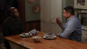 Dembe Zuma (Hisham Tawfiq, l.) und Harold Cooper (Harry Lennix, r.)