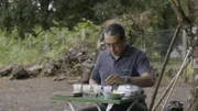 Newton Falcao vom Nationalen Institut für Amazonasforschung  in Brasilien untersucht die schwarze Erde aus dem Amazonas, die sogenannte Terra Preta.