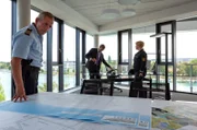 Paul Schott (Tim Wilde, l.) und Nele Neuhaus (Floriane Daniel, r.) statten Ben Treskow (Christopher Reinhardt, M.) einen Besuch ab.