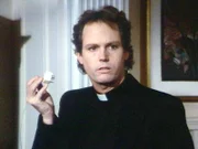 Ein CIA-Mitarbeiter alias Pater Francis (Cliff DeYoung) versucht mit allen Mitteln zu verhindern, dass Jessica die Polizei alarmieren kann.
