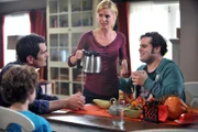 (v.l.) Luke (Nolan Gould), Phil (Ty Burrell) und Claire (Julie Bowen) haben Besuch von ihrem ehemaligen Nachbarsjungen Kenneth (Josh Gad) bekommen, der durch die Verwirklichung seiner verrückten Ideen schwer reich geworden ist.
