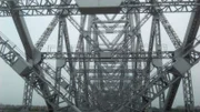 Die indische Howrah Bridge verbindet die beiden indischen Städte Kalkutta und Howrah miteinander.