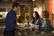 Castle (Nathan Fillion, l.) steckt in einer Parallelwelt fest und muss seiner Tochter Alexis (Molly C. Quinn, M.) und sein Mutter Martha (Susan Sullivan, r.) dies verständlich machen. Doch wird es ihm gelingen?