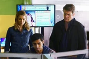Kann Evan (Aly Mawji, M.) Castle (Nathan Fillion, r.) und Beckett (Stana Katic, l.) bei den Ermittlungen in einem neuen Fall behilflich sein?
