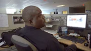 ein Polizist im Büro