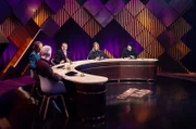 In „FAKING BAD – Besser als die Wahrheit“ lädt Moderator und Gastgeber Oliver Kalkofe (M) zum großen Lügen ein. Hier mit seinen Gästen: v.l.n.r. Michael Mittermeier, Olaf Schubert, Laura Larsson und Torsten Sträter.
