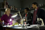 Ganz im Stile von "Law & Order" nehmen Troy (Donald Glover, M.) und Abed (Danny Pudi, r.) die Ermittlungen auf und gehen mit Unterstützung einer Botanikerin (Leslie Hendrix, l.) jeder Spur ganz genau nach ...