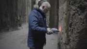 Hart wie römischer Beton: Professor Cappelletti von der Universität Neapel untersucht die Säulen der Piscina Mirabiles, einem unterirdischen Trinkwasser Reservoir aus der Zeit von Kaiser Augustus.