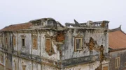 Während des Kalten Krieges in Ostasien nahm Festlandchina die taiwanesische Insel Kinmen unter Dauerbeschuss. Noch heute sind die Klippen und Berge der Insel von Ruinen übersäht.