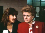 Die Klatschreporterin Mimi (Brenda Vaccaro, li.) erzählt Jessica (Angela Lansbury) die neuesten Geschichten.