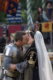 Überglücklich fällt Königin Katharina (Maria Doyle Kennedy, r.) ihrem Mann Herny VIII. (Jonathan Rhys Meyers, l.) in die Arme. Die bangen Momente während des Turniers sind endlich vorüber ...