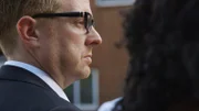 Detective Egbert kommt zu einer Mahnwache für das Opfer.