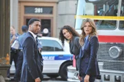 L-R: Matt Hendricks (Jocko Sims), Rachel McCord (Lisa Edelstein) und Kate Beckett (Stana Katic)