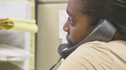 Frau tätigt einen Telefonanruf