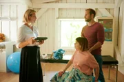 Während Kaspar Hahn (Arne Löber, r.) keine Ahnung von der Vorgeschichte seiner Frau Tati Meisinger (Anouk Elias, M.) hat, ist Lena Lorenz (Judith Hoersch, l.) bewusst, dass Entspannungsübungen alleine nicht ausreichen werden, um Tatis Krankheitsangst in den Griff zu bekommen.