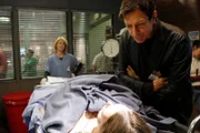Dr. Elizabeth Rodgers (Leslie Hendrix) und Zach Nichols (Jeff Goldblum) nehmen die Leiche von Grace Purefoy (Laura Campbell) in Augenschein.