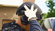 Der Polizist rückt seinen Helm zurecht