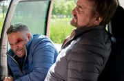 Matteo (Mike Adler, l.) und Marc (Christian Beermann, r.) verunglücken mit dem Einsatzfahrzeug und der Spenderleber.