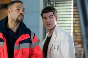 Matteo (Mike Adler, l.) ist heute als Notarzt im Einsatz und übergibt eine Patientin an Dr. Ahlbeck Ben Ahlbeck (Philipp Danne, r.).