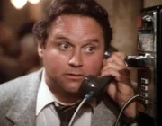 Seargnet Paulsen (Stephen Furst) will Jessica Fletcher helfen, ihre Unschuld zu beweisen.