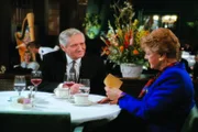 Jessica (Angela Lansbury, r.) ist erstaunt zu hören, dass ihr früherer Verlege Preston Giles (Arthur Hill, l.) auf Bewährung entlassen wurde. Giles saß wegen Mordes hinter Gittern ...