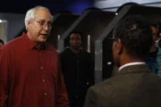 Der Vater von Pierce (Chevy Chase, l.) ist verstorben. Sein Vermögensverwalter Gilbert Lawson (Giancarlo Esposito, r.) taucht auf, um Pierce sein Erbe auszuhändigen ...