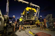 Eine Spezialcrew ist noetig um das Gefaehrt zu Wasser zu lassen