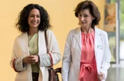 Karin Patzelt (Marijam Agischewa, l.) heißt Leyla Sherbaz (Sanam Afrashteh, l.) "Willkommen zurück" im Johannes-Thal-Klinkum.