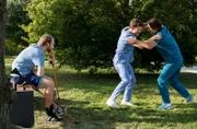 Florian (Lion Wasczyk, 2.v.r.) und Ivo  (Jakob D' Aprile, r.) können nicht widerstehen und stellen sich einem Zweikampf. Bastian Kempe (Bjarne Meisel, l.) beobachtet die beiden.