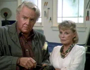 Jessica (Angela Lansbury) versucht entlastende Beweise für den angeklagten Daniel (Van Johnson) zu finden.