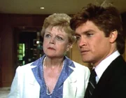 Um einige Vorlesungen im Fachbereich Kriminologie zu halten, ist Jessica Fletcher (Angela Lansbury) nach Seattle gereist. Dort angekommen, stellt sie den jungen David Tolliver (Andrew Stevens) als Schreibkraft ein.