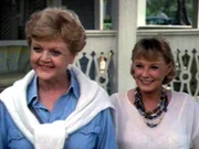 00000 Mord ist ihr Hobby Während ihrer Ermittlungen lernt Jessica (Angela Lansbury, links) auch die Lebensgefährtin (June Allyson) des Angeklagten kennen.