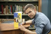 Jeff (Joel Mchale) soll Shirley als Anwalt vertreten. Nach einigem Zögern willigt dieser ein und trifft vor Gericht prompt auf seinen alten Erzfeind ...