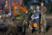 V.l.: Henrik, Ralf, Claus mit Katharina und Jan. Die Verwendung des sendungsbezogenen Materials ist nur mit dem Hinweis und Verlinkung auf TVNOW gestattet.